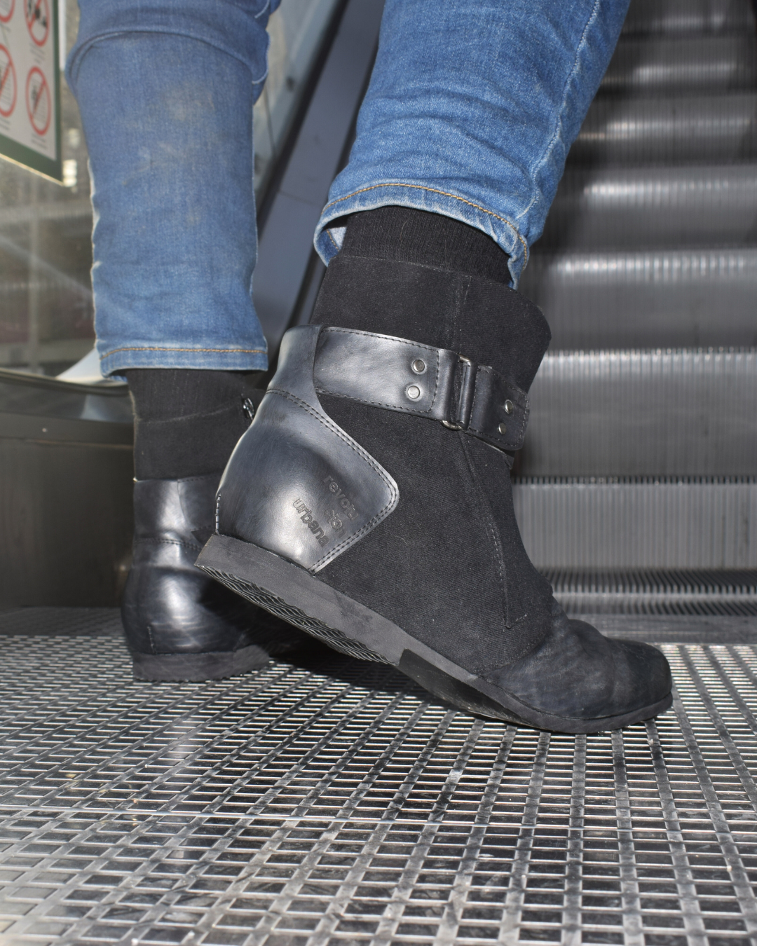 Bota Ofiuco con cremallera interna y corte asimétrico, diseño limpio y correa superior